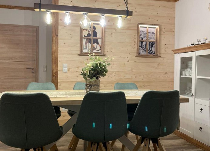 Holzwand im Esszimmer