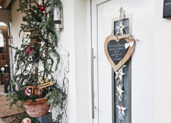 „Ankommen und Aufatmen: Ein gemeinsamer Eingang, der Sie direkt mit Herzlichkeit empfängt und Sie in Ihre exklusive 5-Sterne-Auszeit führt.“