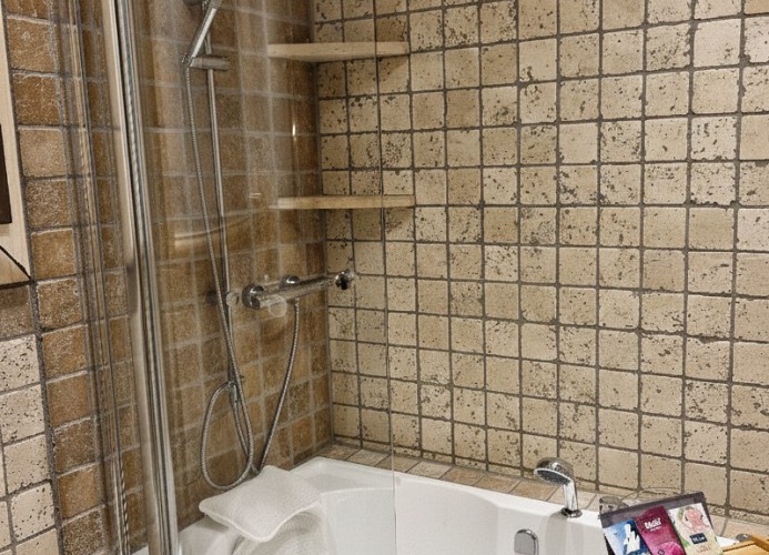 „Seniorengerechte Whirlpoolwanne mit komfortabler Einstiegstür.“