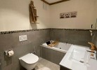 Bad zum Schlafzimmer mit Doppelbett