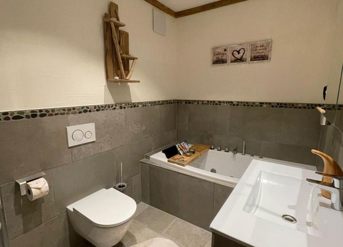 Bad zum Schlafzimmer mit Doppelbett