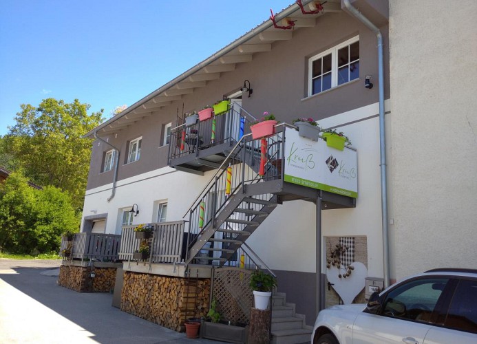 Treppenaufgang zur FeWo Zirbe und Parkplatz